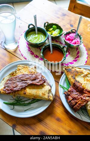 Messicano cibo tradizionale 'Tlayuda' in Oaxaca, Messico Foto Stock