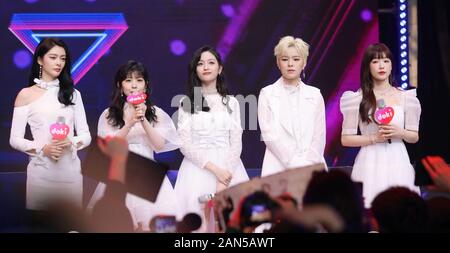 Ragazza cinese idolo gruppo ragazze Rocket 101 esegue sul palco a Tencent Doki a Pechino, in Cina, il 29 dicembre 2019. Foto Stock