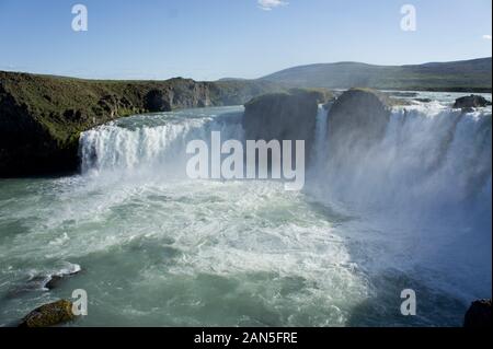 Splendidi e vibranti foto panoramica con una vista sulla Cascata islandese in Islanda goddafoss gullfoss skogafoss skogarfoss dettifoss seljalandsfoss Foto Stock