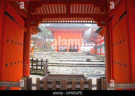 Porte esterne del tempio al Kasuga Taisha o al Kasuga Grand Shrine Foto Stock