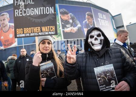 Cardiff, Glamorgan, Wales, Regno Unito. Il 12 gennaio 2020. Per gli appassionati di calcio resort per coprire le loro facce con maschere per protestare contro la polizia per la decisione di utili Foto Stock