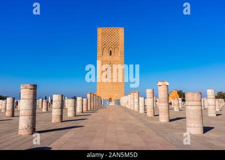 Bellissima piazza con la torre Hassan al Mausoleo di Mohammed V di Rabat, Marocco Foto Stock
