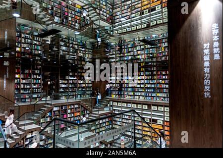 La vista interna del Zhongshuge Booksotre, che dispone di un inizio-simili, libreria con scale inusuali e specchi sopra, nella città collinare di Chongqi Foto Stock