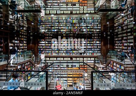 La vista interna del Zhongshuge Booksotre, che dispone di un inizio-simili, libreria con scale inusuali e specchi sopra, nella città collinare di Chongqi Foto Stock