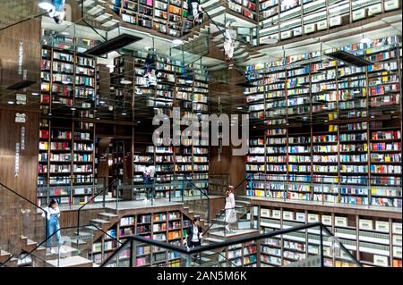 La vista interna del Zhongshuge Booksotre, che dispone di un inizio-simili, libreria con scale inusuali e specchi sopra, nella città collinare di Chongqi Foto Stock