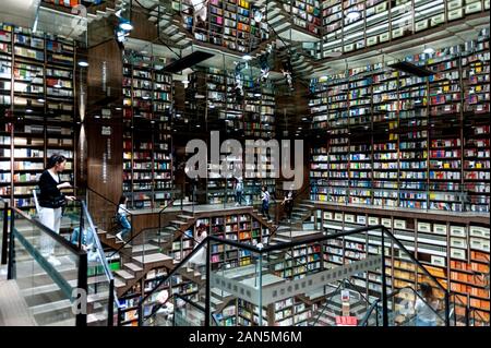 La vista interna del Zhongshuge Booksotre, che dispone di un inizio-simili, libreria con scale inusuali e specchi sopra, nella città collinare di Chongqi Foto Stock