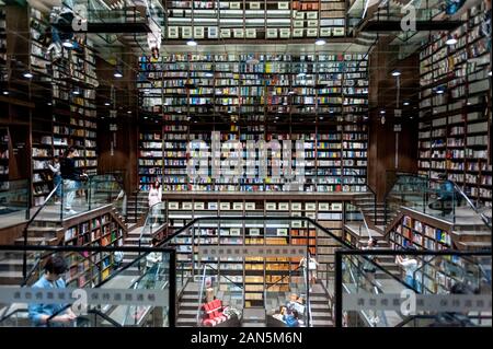 La vista interna del Zhongshuge Booksotre, che dispone di un inizio-simili, libreria con scale inusuali e specchi sopra, nella città collinare di Chongqi Foto Stock