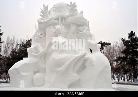 Bulini rendere enorme scultura di neve per la imminente Harbin International Ice e Snow Festival a Sun Island, Harbin city, a nord-est della Cina di Heilong Foto Stock