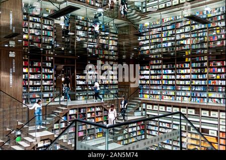 La vista interna del Zhongshuge Booksotre, che dispone di un inizio-simili, libreria con scale inusuali e specchi sopra, nella città collinare di Chongqi Foto Stock