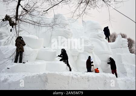 Bulini rendere enorme scultura di neve per la imminente Harbin International Ice e Snow Festival a Sun Island, Harbin city, a nord-est della Cina di Heilong Foto Stock