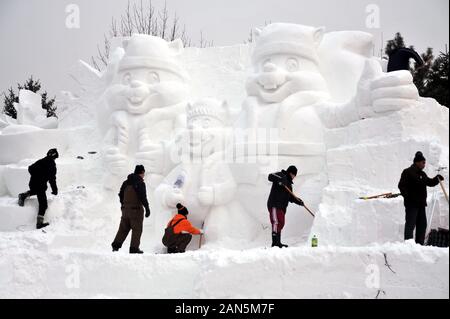 Bulini rendere enorme scultura di neve per la imminente Harbin International Ice e Snow Festival a Sun Island, Harbin city, a nord-est della Cina di Heilong Foto Stock