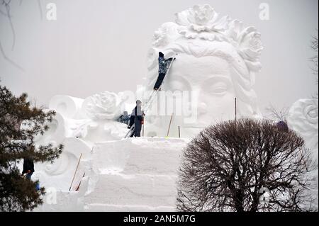 Bulini rendere enorme scultura di neve per la imminente Harbin International Ice e Snow Festival a Sun Island, Harbin city, a nord-est della Cina di Heilong Foto Stock