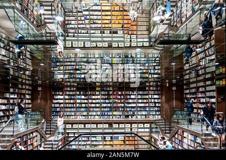 La vista interna del Zhongshuge Booksotre, che dispone di un inizio-simili, libreria con scale inusuali e specchi sopra, nella città collinare di Chongqi Foto Stock