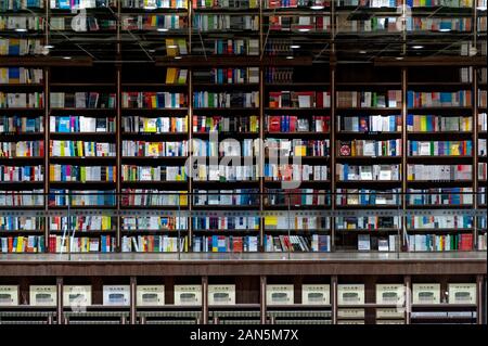 La vista interna del Zhongshuge Booksotre, che dispone di un inizio-simili, libreria con scale inusuali e specchi sopra, nella città collinare di Chongqi Foto Stock