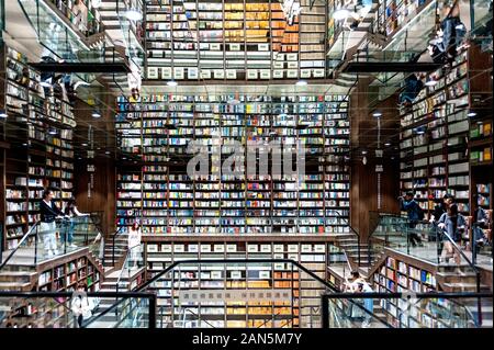 La vista interna del Zhongshuge Booksotre, che dispone di un inizio-simili, libreria con scale inusuali e specchi sopra, nella città collinare di Chongqi Foto Stock