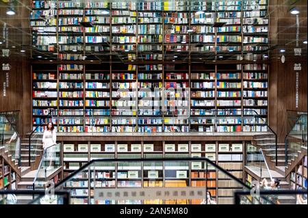 La vista interna del Zhongshuge Booksotre, che dispone di un inizio-simili, libreria con scale inusuali e specchi sopra, nella città collinare di Chongqi Foto Stock