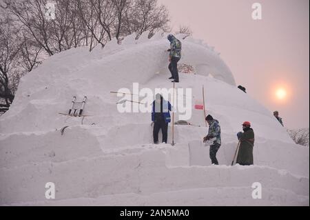 Bulini rendere enorme scultura di neve per la imminente Harbin International Ice e Snow Festival a Sun Island, Harbin city, a nord-est della Cina di Heilong Foto Stock