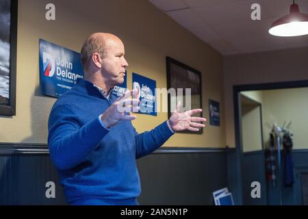 Ex membro del Congresso ed il candidato presidenziale John Delaney a cena con gli elettori presso il cavallo di ferro Grill di Osceola, Iowa. Foto Stock