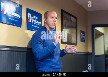 Ex membro del Congresso ed il candidato presidenziale John Delaney a cena con gli elettori presso il cavallo di ferro Grill di Osceola, Iowa. Foto Stock