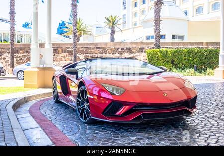 CAPE TOWN , SUD AFRICA - 01 gennaio 2019: la nuovissima Lamborghini Aventador S parcheggiato di fronte al Table Bay Hotel a V & A Waterfront di Cape Town Foto Stock