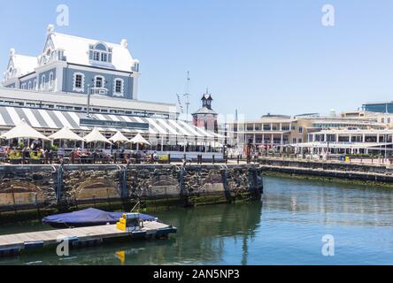 CAPE TOWN , SUD AFRICA - 01 gennaio 2020: vista laterale del vecchio porto Captain's edificio costruito nel 1904 nello stile di arti e mestieri in movimento Foto Stock