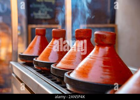 Deliziosa tagine marocchina preparata e servita in vasi di argilla Foto Stock