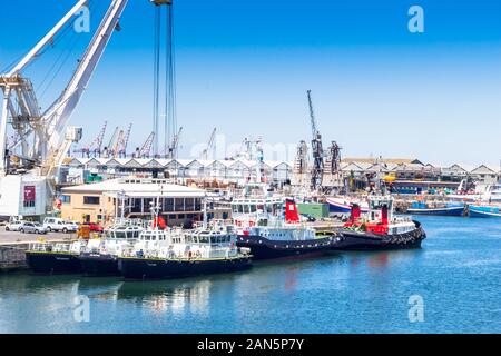 CAPE TOWN , SUD AFRICA - 01 gennaio 2019: rimorchiatori e gru del porto al V & A Waterfront di Cape Town Harbour Foto Stock