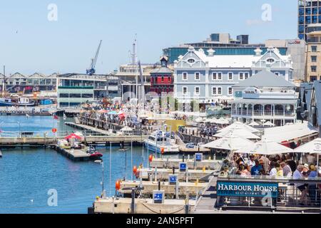 CAPE TOWN , SUD AFRICA - 01 gennaio 2020: V & A Waterfront e con molti turisti celebrando un estate giorno di nuovi anni presso il Cape Town harbour con il vecchio P Foto Stock