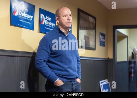 Ex membro del Congresso ed il candidato presidenziale John Delaney a cena con gli elettori presso il cavallo di ferro Grill di Osceola, Iowa. Foto Stock