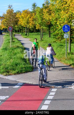I ciclisti modifica dal ciclo percorso per un combinato di ciclismo su strada e sentiero con pedoni Foto Stock