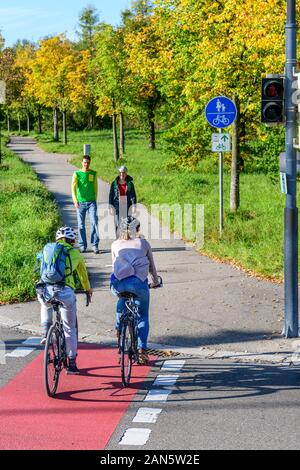 I ciclisti modifica dal ciclo percorso per un combinato di ciclismo su strada e sentiero con pedoni Foto Stock