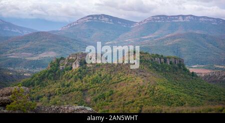 Rocce di Belogradchik, Bulgaria - bellissimo paesaggio con bizzarre formazioni rocciose. Scale di pietra che conducono alle incredibili formazioni rocciose Foto Stock