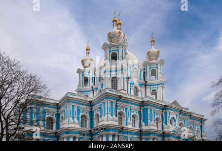 Smolny Convento della Resurrezione su piazza Rastrelli a San Pietroburgo, Russia. Cattedrale ortodossa in stile barocco. Smolny Sobor o chiesa. Foto Stock