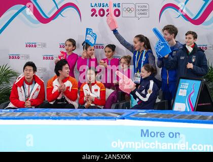 Losanna, Svizzera. 15 gennaio, 2020. Futuro del team di attendere per il loro punteggio durante il NOC mista la concorrenza della squadra di pattinaggio di figura caso al terzo inverno Olimpiadi della Gioventù a Losanna, Svizzera, Gennaio 15, 2020. Credito: Lu Yang/Xinhua/Alamy Live News Foto Stock