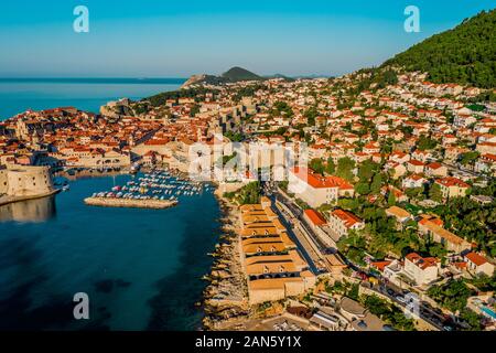 Veduta aerea del drone sulla costa croata che rivela la città vecchia di Dubrovnik e le mura della città. Città vecchia europea e mare Adriatico. Spiaggia di Banje a Dubrovnik, da Foto Stock