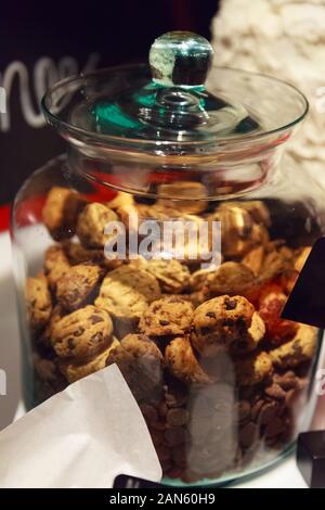 Stagione di festa di Natale snack, cioccolato aromatizzato chip di biscotti al burro in vetro cookie jar. Il dessert, dolci, trattare e panificio ricetta. Industria alimentare, R Foto Stock