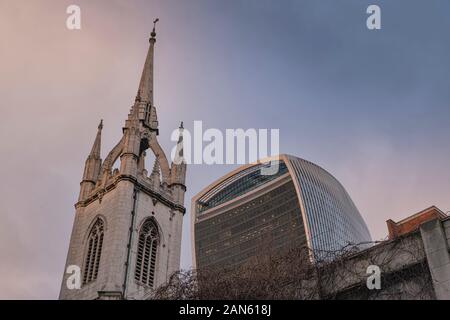 20 Fenchurch Street, il Walkie Talkie Building, e Saint Dunstan nella Chiesa Est nella Città di Londra Foto Stock