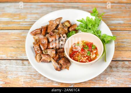 Interiora intestini parte della carne di maiale asian cibo tailandese / Arrosto di frattaglie di maiale con salsa al peperoncino piccante Foto Stock