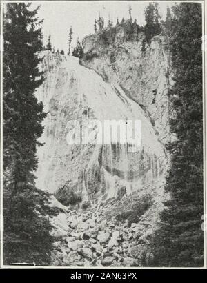 Haynes nuova guida e degli automobilisti strada completa log del Parco Nazionale di Yellowstone . lU^CIIIJ Ouzel Falls, 230 piedi di altezza in flusso anunnamed trovanella Corneris in cascata uno dei highestin tutto il parco.Grotta cade nel fiume theFalls è 250piedi largo e 20 feethigh. TerracedFalls, 65 piedi alto, isone dell'acqua moststriking fallsin regione e isonly eclissati dalle Nazioni Unite-ion rientra in Moun-tain Ash Creek. .ER FIUME 21113. OUZEL FALU ANGOLO CASCADE 21095 YblLLOWSTONE PARCO NAZIONALE DI 1.19 Foto Stock