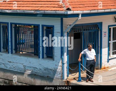 Istanbul, Sariyer / TURCHIA - Yeniky ("Nuovo Villaggio" in Turco) porto di kiosk e caposquadra. Yenikoy è un quartiere nel Saryer quartiere di Istanbul, Foto Stock