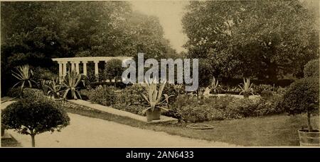 American terreni e giardini . oziare con hardy phlox,un brillante massa di bloom, con lofty dalie al di là. Una meravigliosa vista può essere avuto dal portico interno, una vista così ampia e entrancingthat anche Long Island, con il suo ospite di piacevoli macchie, riescono a malapena a parità di esso. A tratti farthestright gru punto collo, che raggiunge lontano nel Long Island Sound. Immediatelybelow uno è Stony Brook Harbour, e oltre, le tranquille acque del porto di Smithtown; esuccessivamente, poco più in là, le acque blu del suono riempiendo all'orizzonte. Tutto questo è a piedi quelle;ma prima che possa essere raggiunto uno deve attraversare un Foto Stock