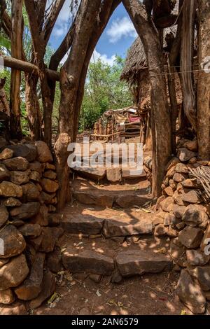 Semplici scale di pietra a casa nel borgo murato tribù Konso. Villaggio africano. Africa, Etiopia. Konso villaggi sono elencati come Patrimonio Mondiale UNESCO sit Foto Stock