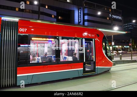 Una vista del treno leggero al binario di Alinga Street a Canberra Foto Stock