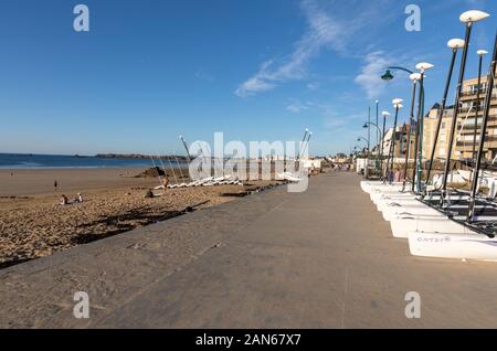 Saint Malo, Francia - 16 Settembre 2018: Catamarani e yacht di sabbia sulla spiaggia di Saint Malo. Brittany, Francia Foto Stock