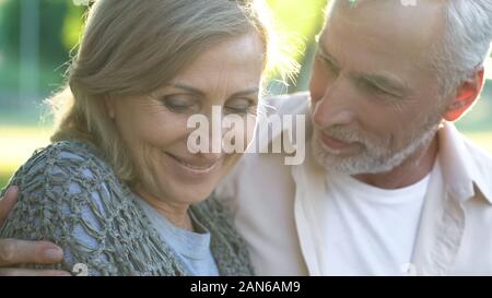 Data romantico, felice coppia senior abbracciando, sito di incontri, di amore e di cura Foto Stock