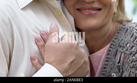 Felice senior abbracciando la donna amata uomo, giovane godendo weekend insieme Foto Stock