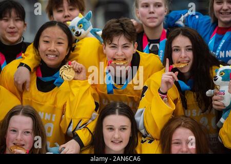 Losanna, Svizzera. 15 gennaio, 2020. Ceco giocatore di hockey Zuzana Trnkova, centro riceve la medaglia d'oro dopo l'ice hockey femminile NOC mista 3-in-3 competizioni durante il Lausanne 2020 Inverno Olimpiadi della Gioventù a Losanna, Svizzera, 15 gennaio 2020. Credito: Vaclav Pancer/CTK foto/Alamy Live News Foto Stock