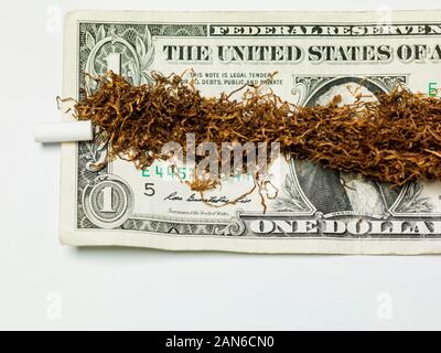 Il tabacco da fiuto su un dollaro, bruciato denaro Foto Stock