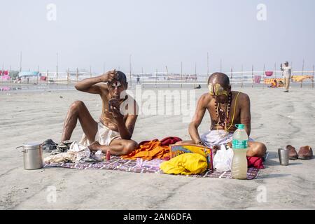 Sundarban), West Bengal, India. 15 gennaio, 2020. Pellegrini dress up dopo un tuffo sacra presso la spiaggia di Ganga River.''Sab tirath bar bar, Gangasagar ekbar'', possiamo visitare altri luoghi hol diverse volte, ma una visita una volta per Gangasagar vale la pena di una vita, tenendo in mente gli Indù provenienti da tutto il mondo formano il Nepal, Thailandia, Austrarlia, Giappone, West Indies, Canada da ogni stato dell India raggiunge la confluenza del Gange a Sagar Sangam situato in sothern parte del Bengala Occidentale in India.Questa isola è tra le più popolari indù pellegrinaggi luoghi del paese.Ogni anno in questo periodo di tempo(metà gennaio Foto Stock