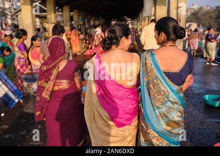 Le donne vendor di pesce al Sassoon Docks, nella zona di Colaba, Mumbai, India, fuori per comprare il pesce dai pescherecci da traino in entrata per il commercio in avanti Foto Stock